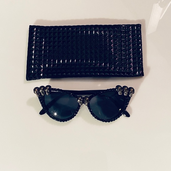 Cat eye black sunglasses with crystals and skulls - Picture 5 of 11